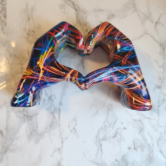 1pc Sculpture of hands with heart in colorful resin POSH LOVE decoration - Picture 6 of 11